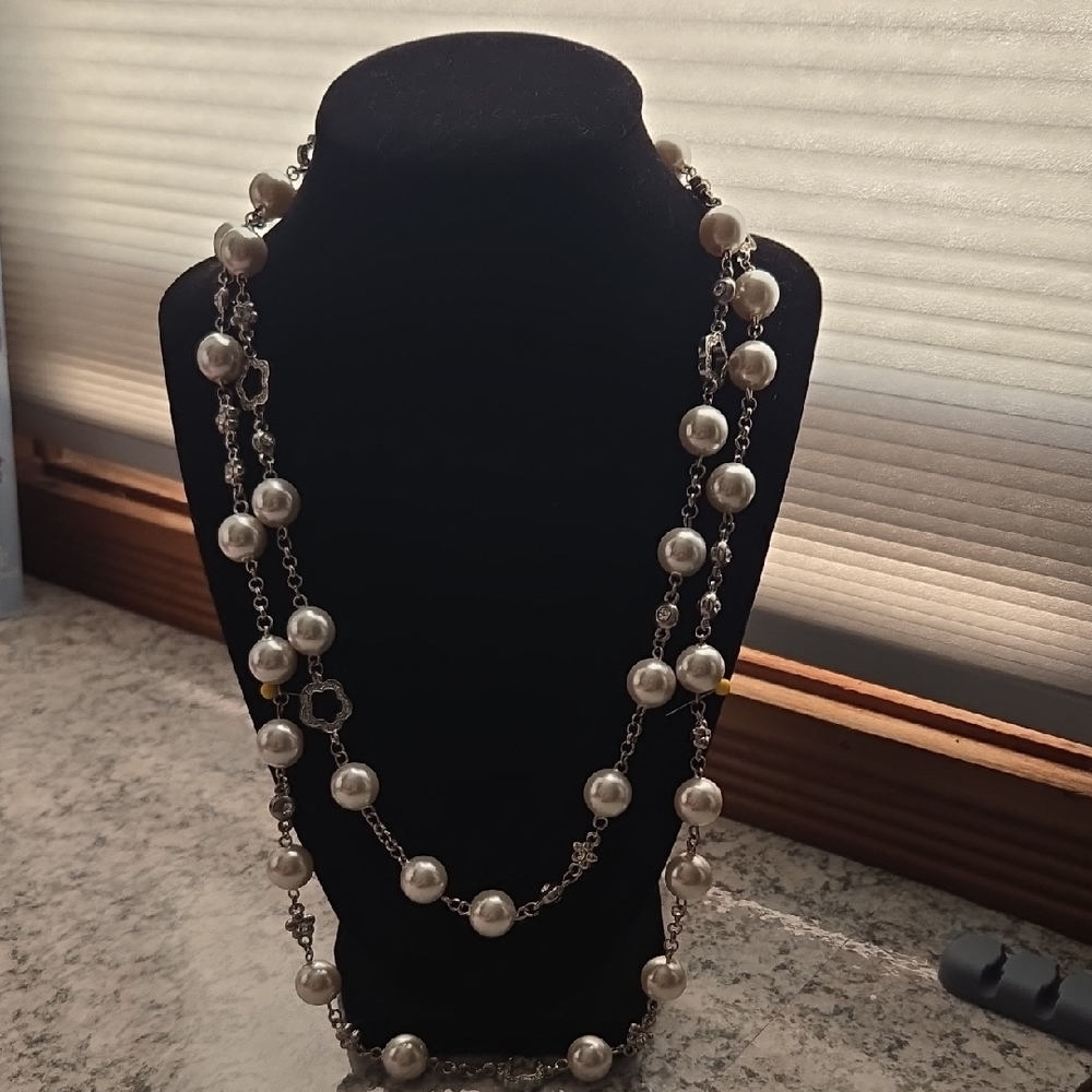 Chic Pearl and Silver Chain Necklace